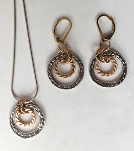 Small Circle pendant with gold